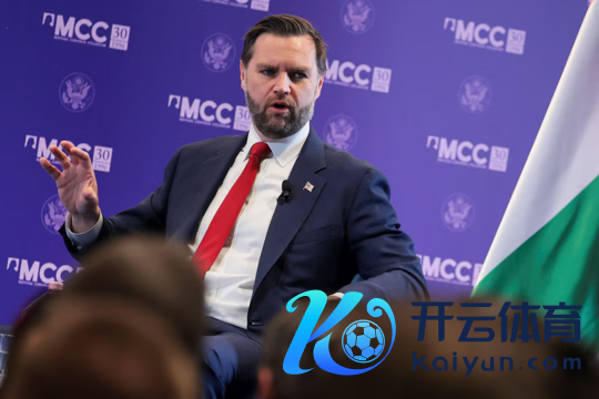 当地时候4月8日,万斯在匈牙利布达佩斯一所大学发表讲话。图自外媒